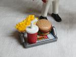 Serveur PLAYMOBIL avec frites et boissons