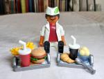 Serveur PLAYMOBIL avec frites et boissons