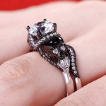 Twisted Skull Ring Set with White Diamond
