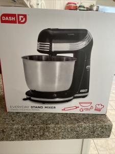 Dash Stand Mixer (Electric Mixer for Everyday Use): 6 Speed Stand Mixer with 3 qt Stainless Steel Mixing Bowl, Dough Hooks & Mixer Beaters for Dressings, Frosting, Meringues & More - Black