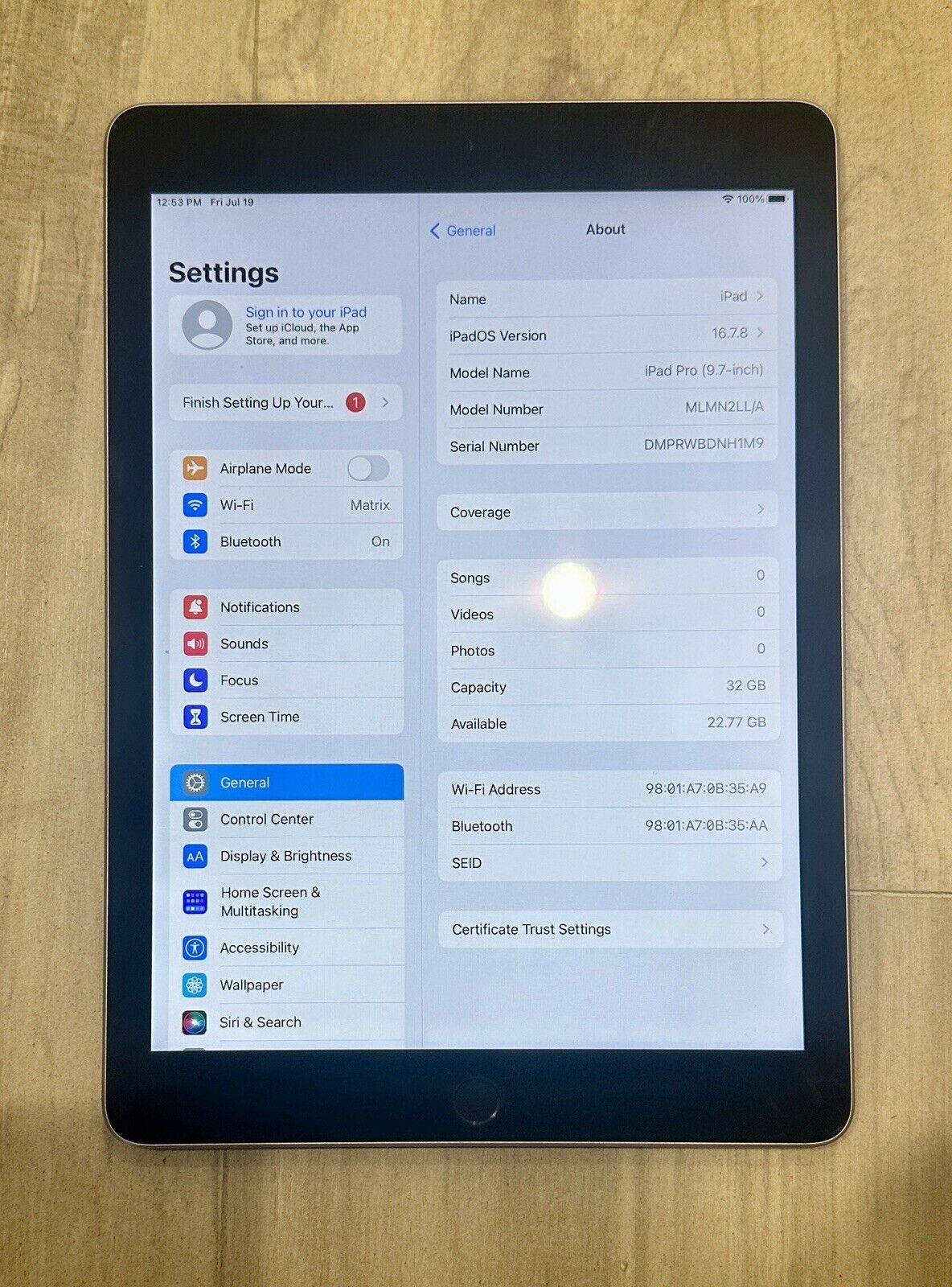 Apple iPad Pro 9.7" Wi-Fi 32GB - Gray