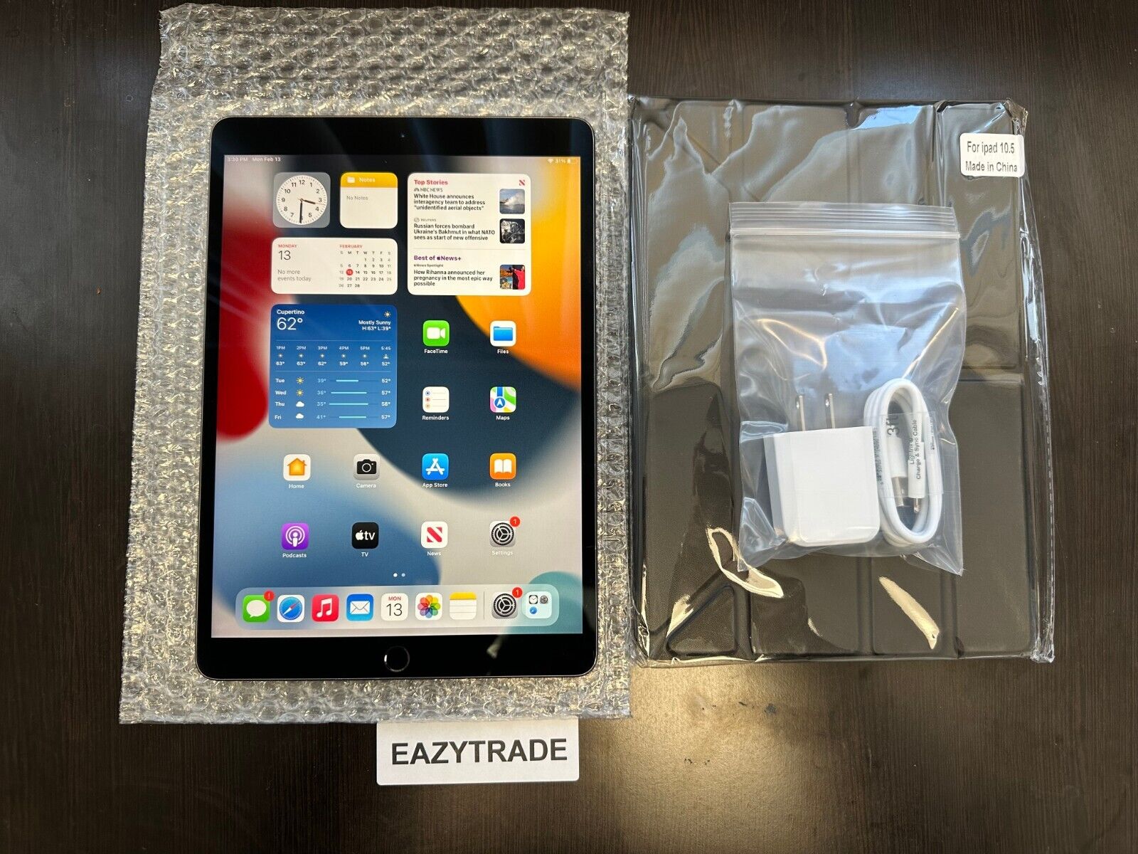 Apple iPad Air 3rd Gen 64GB Wi-Fi Bundle