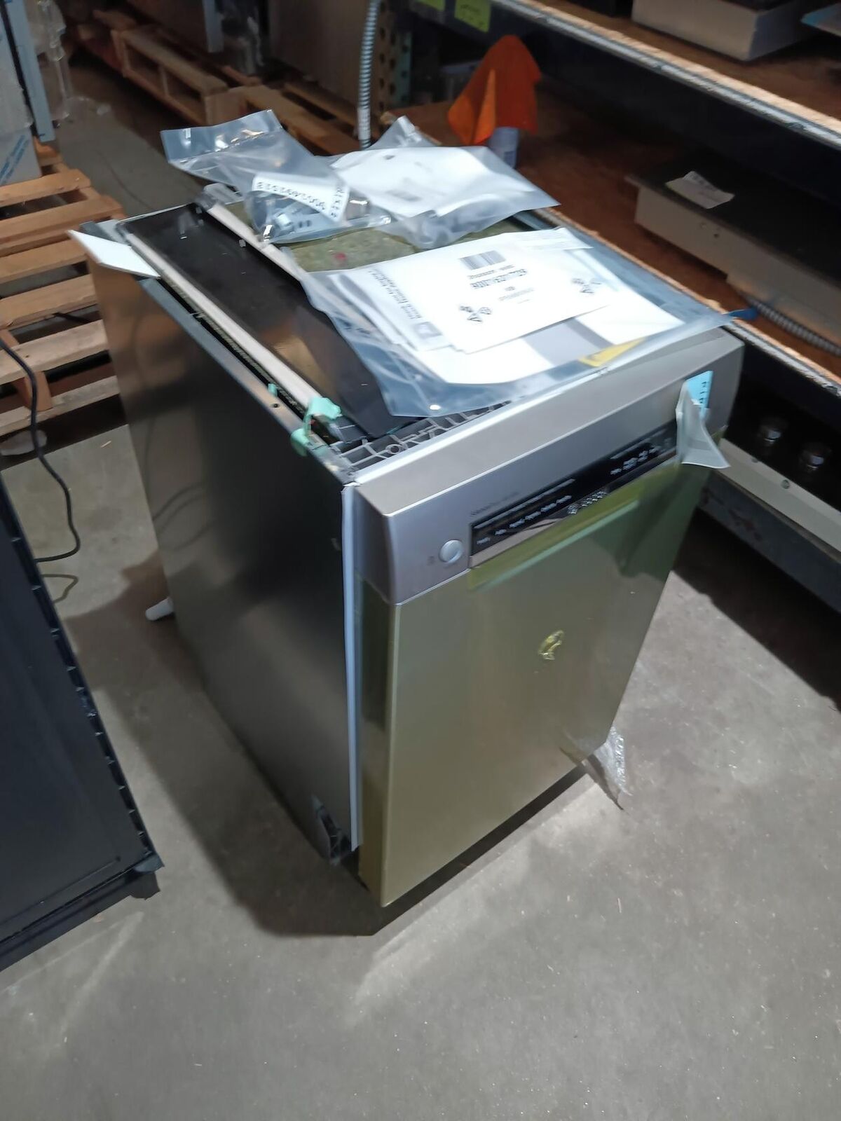 Bosch 18" Front Control Stainless Smart Dishwasher