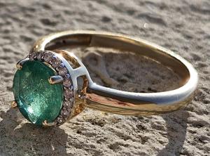 Beautiful Vintage Natural Emerald And Diamond 14k Ring. Size 6.