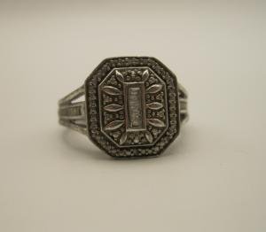 Beautiful Vintage Sterling Ring, sz 7, with 6 tiny diamond chips in center