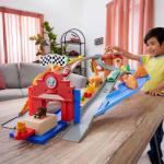 Disney Cars Lightning McQueen Playset with Pit Crew