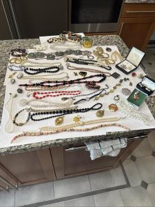 Vintage Jewellery Collection - 65 Unique Pieces