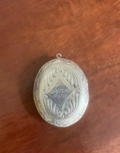 Vintage Silver Pendant Locket with Timeless Charm