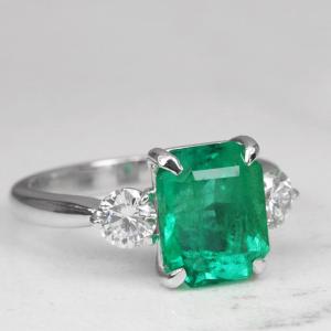 Stunning 3Ct Green Emerald Three Stone Engagement Ring