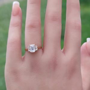 Elegant 18ct Vintage Gold Emerald Cut Ring