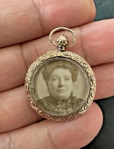 Edwardian 9K Gold Double-Glazed Locket Pendant