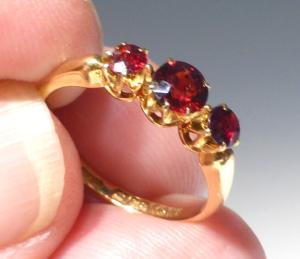 1915 Hallmarked 18ct Gold Garnet Ring Size L