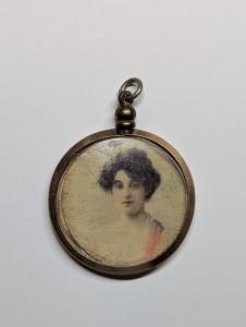 Antique Gold Tone Locket - 3cm Diameter