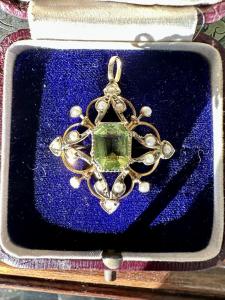 Edwardian 9ct Gold Peridot & Seed Pearl Brooch