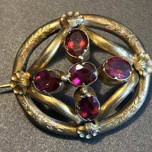Victorian Pinchbeck Brooch with Stunning Detail