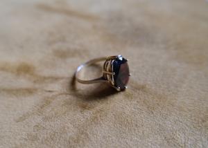 Victorian 9kt Gold Ring with Garnet Stone