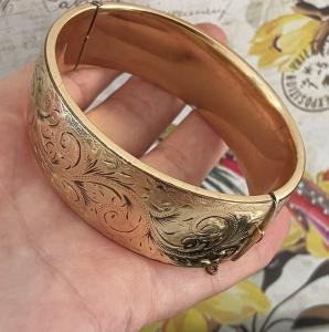 Edwardian 46g Wide Hinged Bangle in 9ct Gold