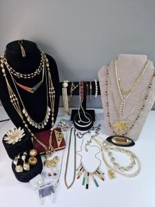 Vintage Gold Tone Jewellery Bundle - 32 Pieces