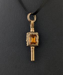 9ct Gold Cased Foiled Paste Watch Key Pendant