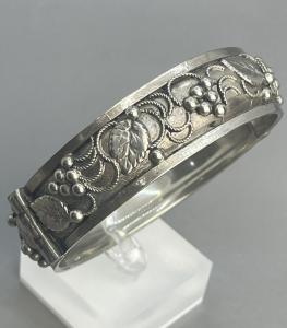 Silver Plated Hinged Bangle with Leaf Design