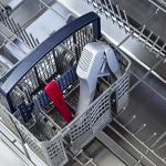 Zyliss Garlic Press Susi 3, Aluminium, Silver, No Need to Peel Garlic Crusher for Crushing Garlic/Garlic Bulbs/Ginger with Integrated Cleaning Tool, Dishwasher Safe