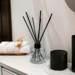 Dark Amber and Ginger Lily Reed Diffuser | Highly Scented | Home Fragrance | Luxury Aroma for Kitchen, Living Room, Bathroom. (Reed Diffuser 100ml)