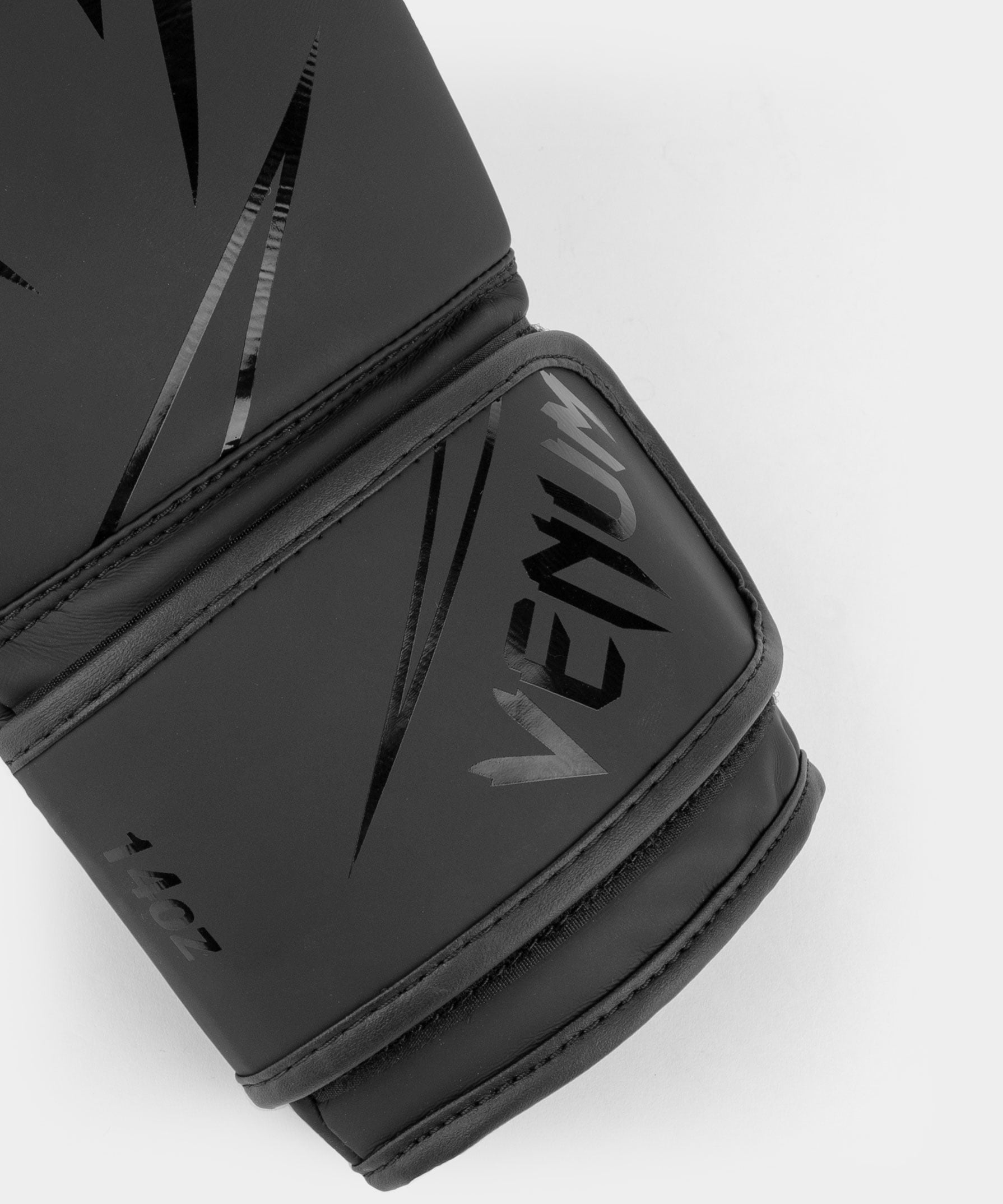 Venum Classic Boxing Gloves - Black - 16 oz