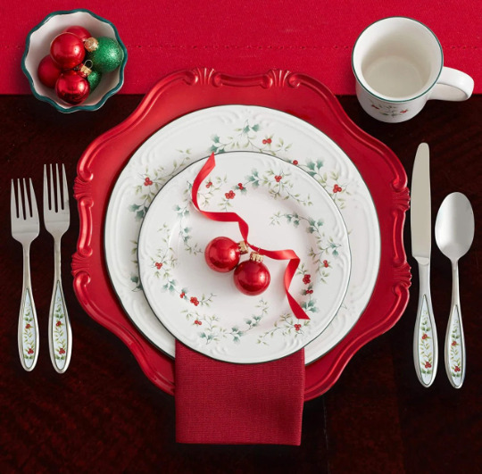 Winterberry 16-Piece Christmas Dinnerware Set
