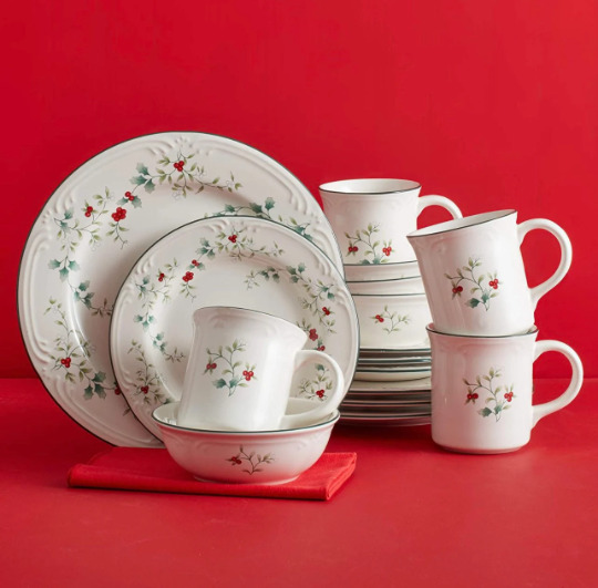 Winterberry 16-Piece Christmas Dinnerware Set