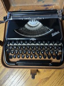 Portable German Manual Typewriter - Groma Kolibri
