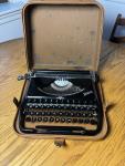 Portable German Manual Typewriter - Groma Kolibri