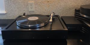 Roksan Xerxes Turntable with Magnesium Tonearm