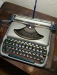 Groma Kolibri Typewriter with Case - QWERTY