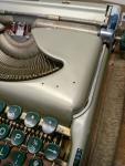 Groma Kolibri Typewriter with Case - QWERTY