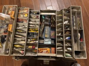 LARGE VINTAGE PLANO 8600 TACKLE BOX FULL OF Vintage LURES