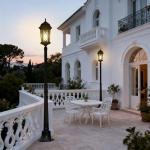 Black Outdoor Lamp Post for Driveways and Gardens