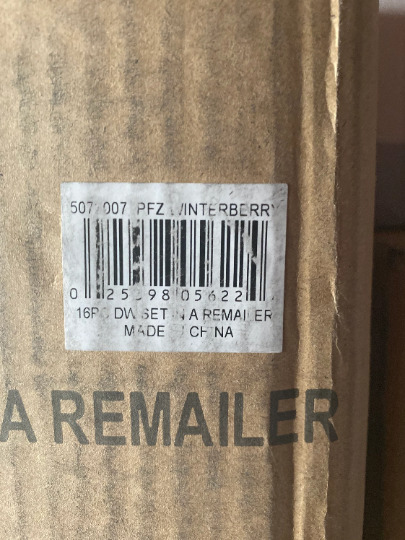 Winterberry 16-Piece Christmas Dinnerware Set