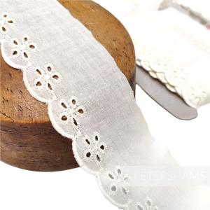 Vintage 1990s Lace with Flower Pattern Trim