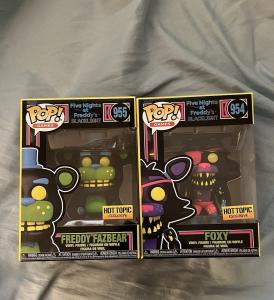 Freddy Fazbear 955 And Foxy 954 Hot Topic Exclusive Funko Pops FNAF