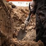 Roughneck Gorilla Sharp-Edge Micro Shovel, Heavy-Duty Round Blade, Short Shaft for Slicing, Digging & Opening Bulk Bags in Small, Compact Spaces – 690mm (27”)