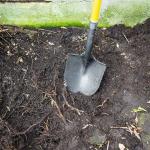 Roughneck Heavy Duty Shovel with Long Handle and Sharp Serrated Edge for Slicing Through Roots, Fibreglass shaft with Contoured Grip, ROU68044 – Blade 300mm x 225mm, Total Length 1460mm/57½″