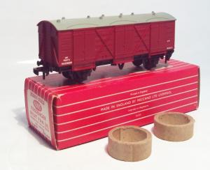 Hornby Dublo 00 Gauge Passenger Fruit Van