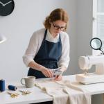 Handheld Sewing Machine with Black Storage Case and 109-Piece Sewing Kit, Mini Portable Cordless Hand Sewing Machine, Ideal for Adults & Beginners, Complete Set of Quick Home Clothing Repair Tools