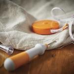 Fiskars Seam Ripper and Measuring Tape Set, Ergonomic Design, 5 ft Auto-Retract Tape for Sewing and Crafting