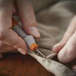 Fiskars Seam Ripper and Measuring Tape Set, Ergonomic Design, 5 ft Auto-Retract Tape for Sewing and Crafting