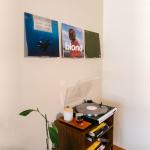 Modern JP Adhesive Vinyl Wall Mount (4-Pack) – Strong Hold Record Holder Wall, Record-Safe Easy Installation, Album Wall Mount for 1LP and 2LP – Clear