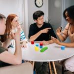 Pumtus 640 Pcs Plastic Poker Chips, 4 Colors Bingo Chips with Storage Box, 1.5 Inch Card Game Tokens, Counter Disk Counting Markers for Math Practice, Opaque Reward Coin for Teaching, Parties, Casino