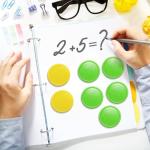 Pumtus 640 Pcs Plastic Poker Chips, 4 Colors Bingo Chips with Storage Box, 1.5 Inch Card Game Tokens, Counter Disk Counting Markers for Math Practice, Opaque Reward Coin for Teaching, Parties, Casino