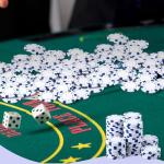 LaRandom 100 Pcs 11.5 Gram Poker Chips ABS Monte Carlo, 40 mm Bingo Chips Tokens Markers Blank Counting Bulk for Blackjack, and Card Night Poker Games(White)