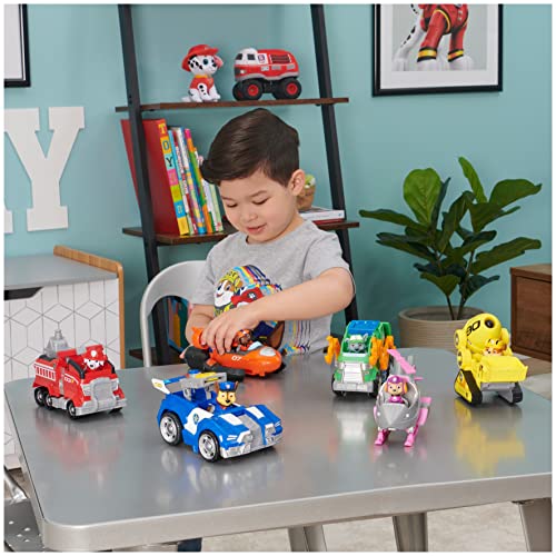 Paw Patrol, Skyeâs Deluxe Movie Transforming Toy Car with Collectible Action Figure, Kids Toys for Ages 3 and up by Spin Master